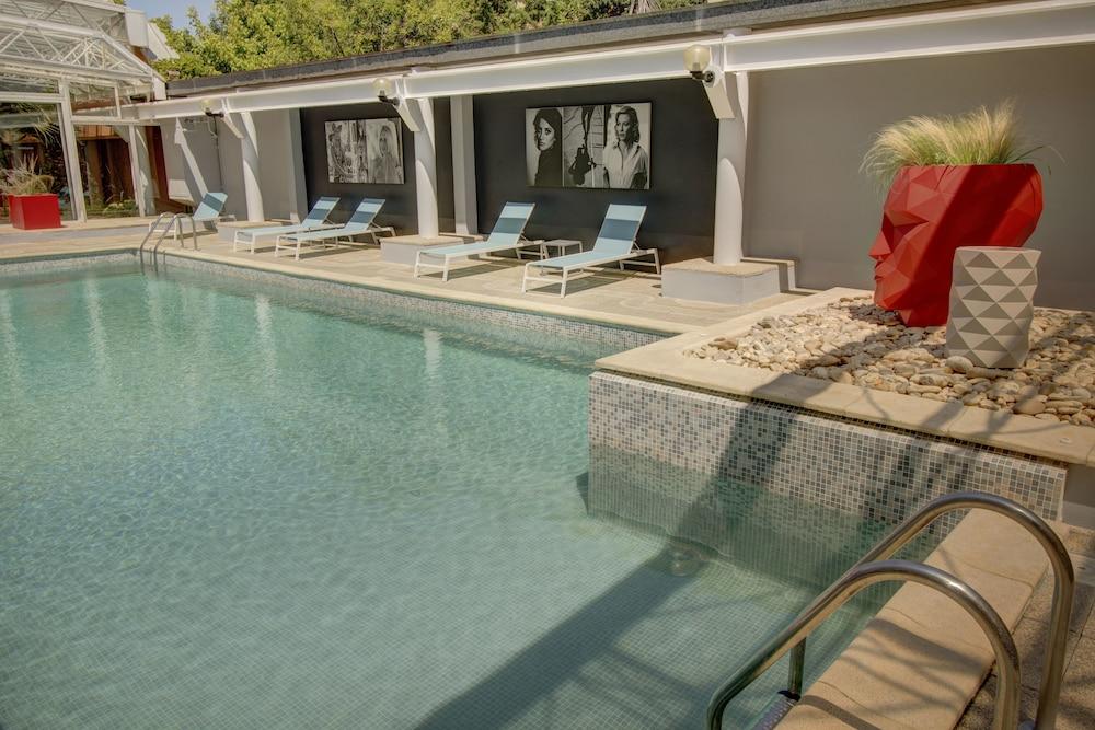 Hotel Arles Plaza Екстериор снимка